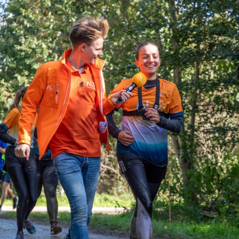 Joey als Razende Reporter in actie tijdens Mud Masters, voor Stichting ALS Nederland.