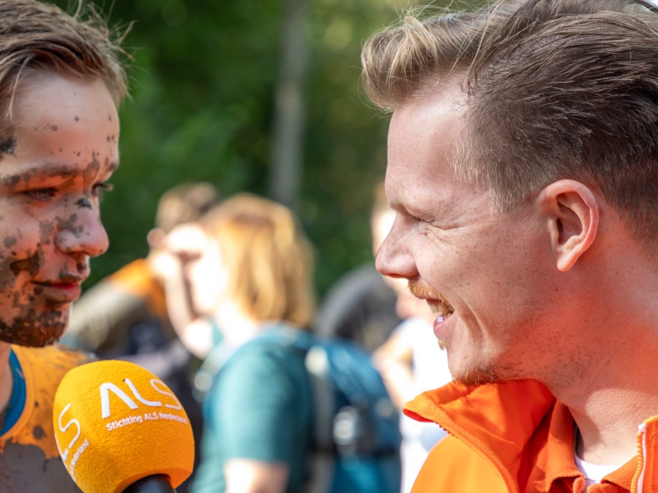 Joey Teekamp als Razende Reporter en verslaggever tijdens Mud Masters voor Stichting ALS Nederland.