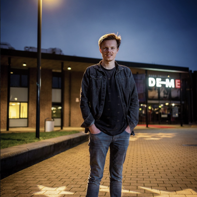 Joey Teekamp poseert voor Rabo Theater De Meenthe, voor een dagboek-blog die hij schreef voor Steenwijker Courant. Foto: Wilbert Bijzitter