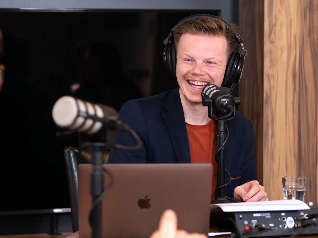 Joey Teekamp als gastheer en podcast host tijdens de opname van Podcast Koppig, in opdracht van Gemeente Steenwijkerland.